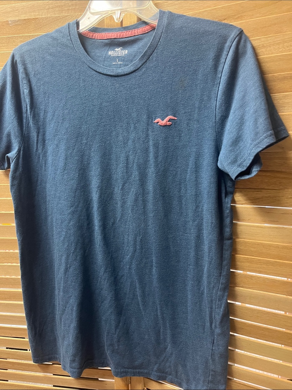 Hollister Men's Dark Blue Short Sleeve Crew Tee with Pink Seagull